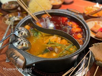 Tacksägelsefirande i kryddiga läckerheter av Chongqing Hot Pot Grillspett